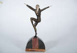 Estatueta de bronze representando bailarina, ré... - Estatueta de bronze representando bailarina, réplica de Chiparus. Alt. total 32 cm.