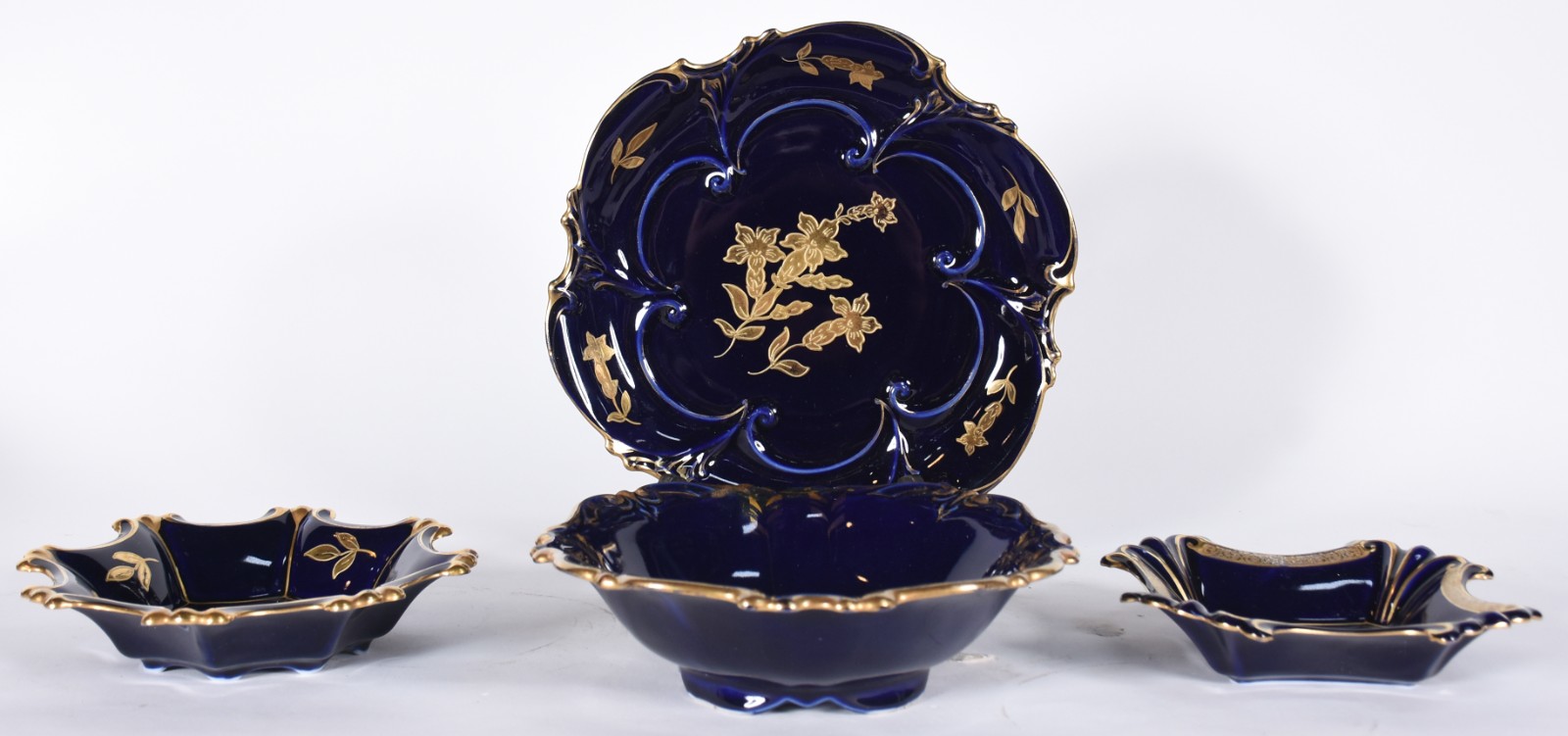 Quatro travessas de porcelana azul cobalto e dourado, marca JLMenau... - foto 1 de 4
