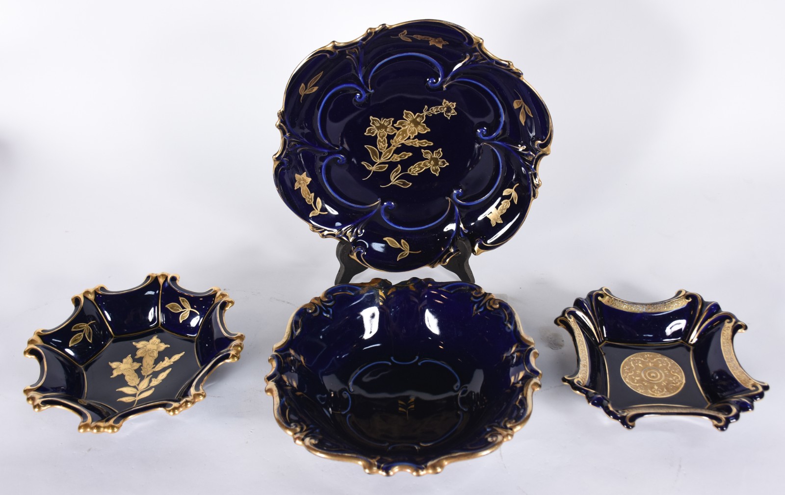 Quatro travessas de porcelana azul cobalto e dourado, marca JLMenau... - foto 2 de 4