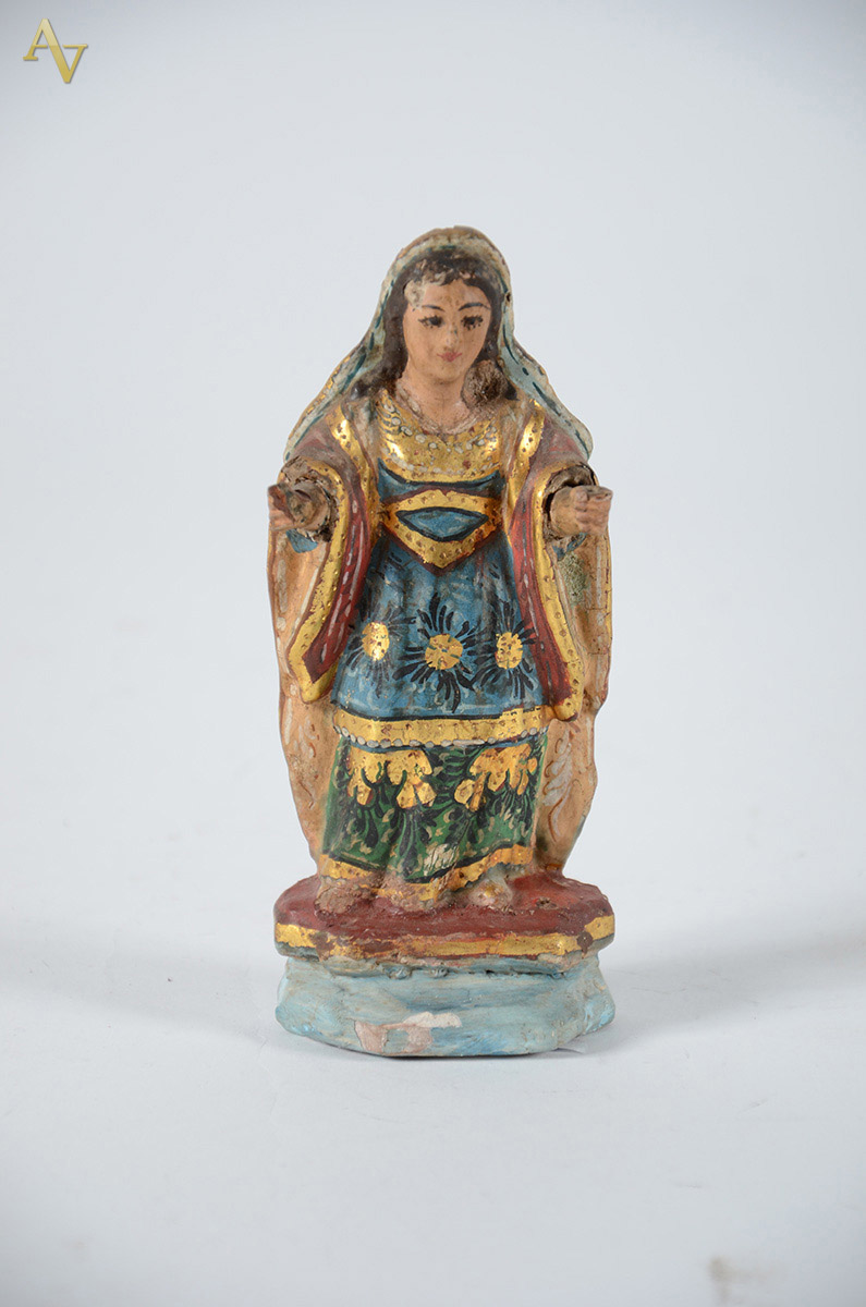 NOSSA SENHORA - Antiga imagem de madeira policromada. Alt. 15 cm.