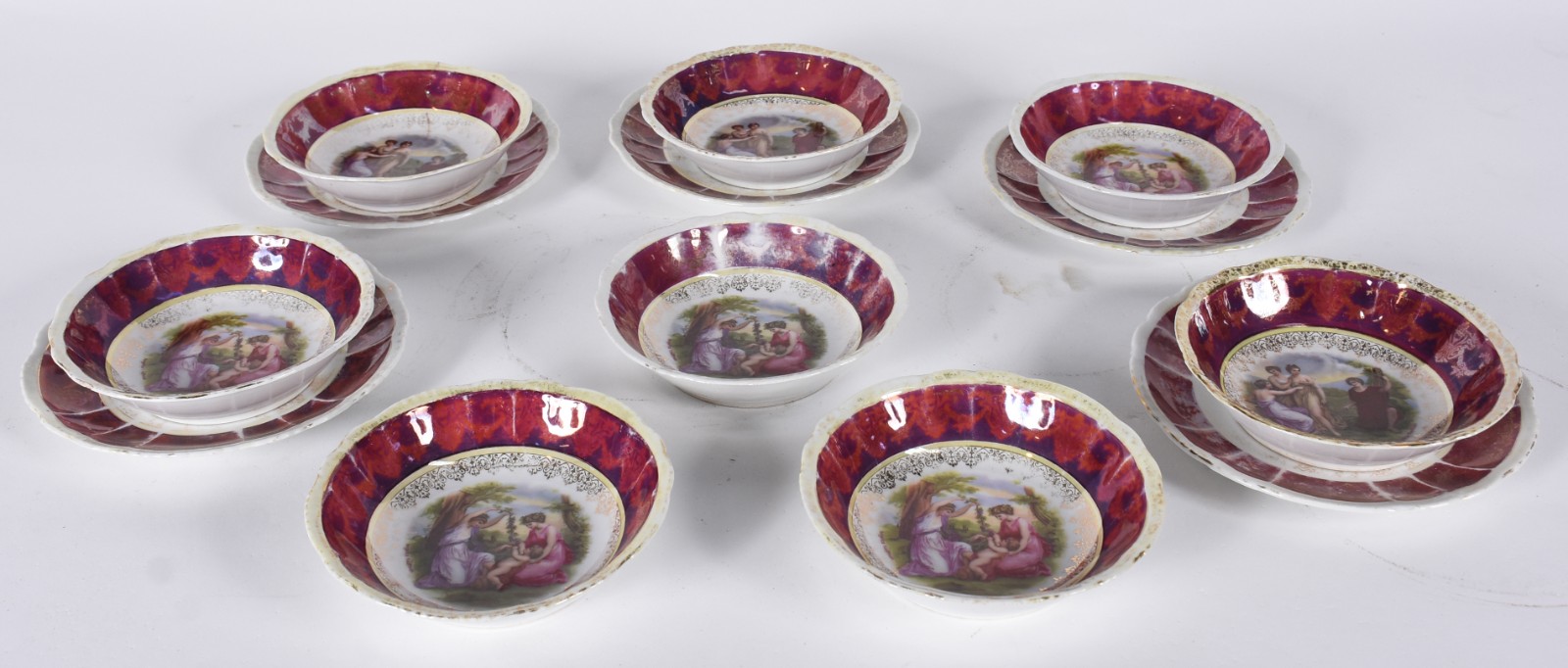 Oito bowls com cinco pratinhos de porcelana decorada com cenas... - foto 1 de 10