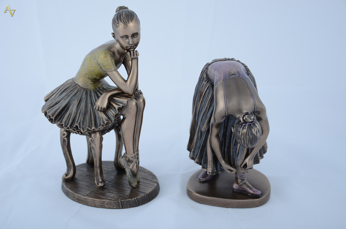 Duas bailarinas de resina dourada. Alt. 13 a 19 cm.