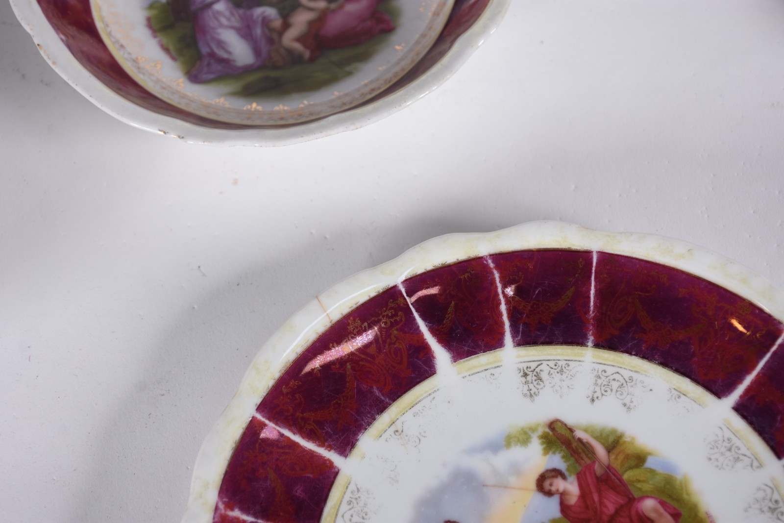 Oito bowls com cinco pratinhos de porcelana decorada com cenas... - foto 8 de 10