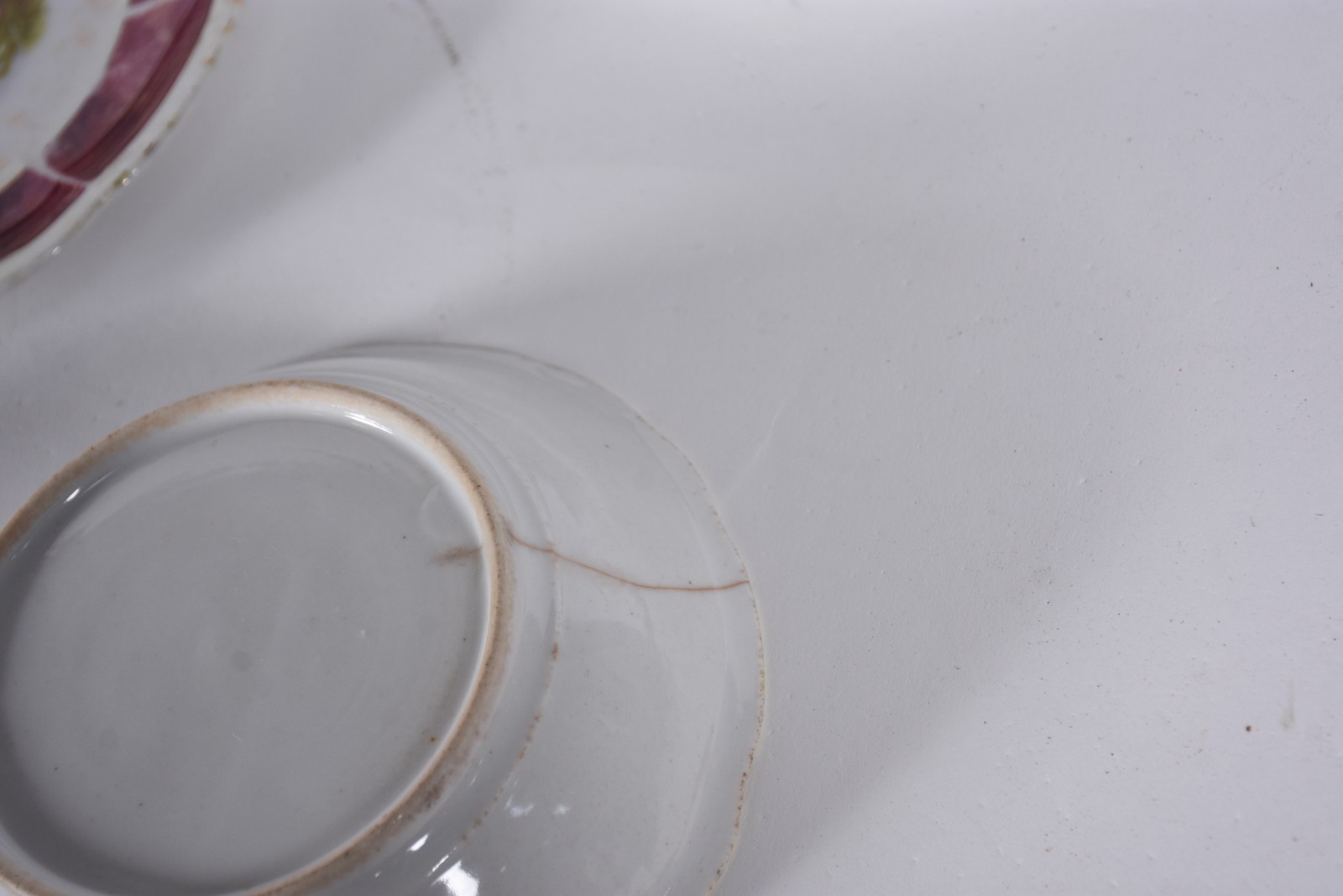 Oito bowls com cinco pratinhos de porcelana decorada com cenas... - foto 9 de 10