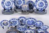 Aparelho de jantar de faiança inglesa azul e br... - Aparelho de jantar de faiança inglesa azul e branca, Enoch Woods, English Scenery, composto de: 21 pratos rasos, 12 pratos fundos, 12 de sobreme...