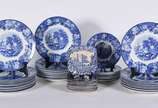 Aparelho de jantar de faiança inglesa azul e br... - Aparelho de jantar de faiança inglesa azul e branca, Enoch Woods, English Scenery, composto de: 21 pratos rasos, 12 pratos fundos, 12 de sobreme...