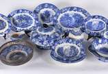Aparelho de jantar de faiança inglesa azul e br... - Aparelho de jantar de faiança inglesa azul e branca, Enoch Woods, English Scenery, composto de: 21 pratos rasos, 12 pratos fundos, 12 de sobreme...