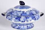 Aparelho de jantar de faiança inglesa azul e br... - Aparelho de jantar de faiança inglesa azul e branca, Enoch Woods, English Scenery, composto de: 21 pratos rasos, 12 pratos fundos, 12 de sobreme...