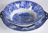 Aparelho de jantar de faiança inglesa azul e br... - Aparelho de jantar de faiança inglesa azul e branca, Enoch Woods, English Scenery, composto de: 21 pratos rasos, 12 pratos fundos, 12 de sobreme...