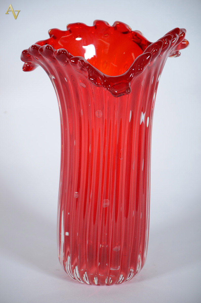 Vaso frisado de murano na cor rubi. Alt. 38 cm - diam. 25 cm.