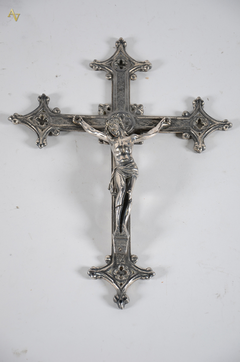 Cristo crucificado de metal prateado (pernas com corte). Alt. 36 cm.