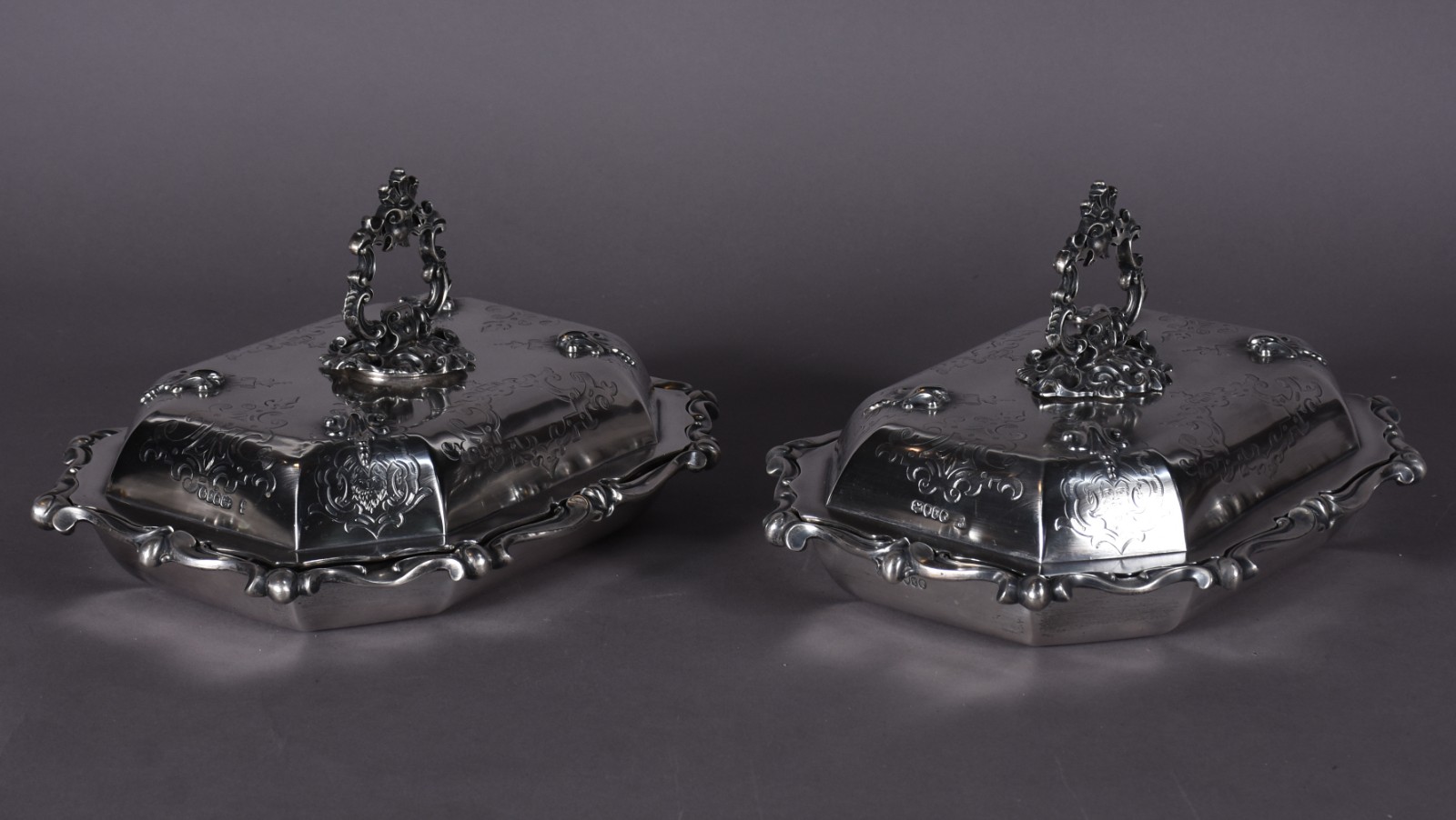 Par de elegantes terrinas com tampas de prata inglesa contrastada... - foto 1 de 8