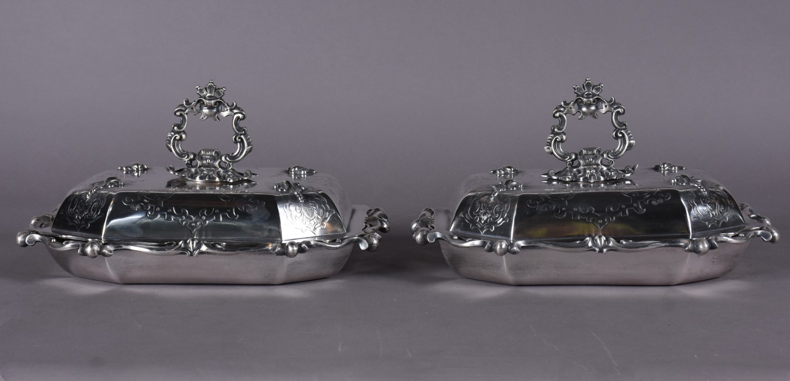 Par de elegantes terrinas com tampas de prata inglesa contrastada... - foto 3 de 8