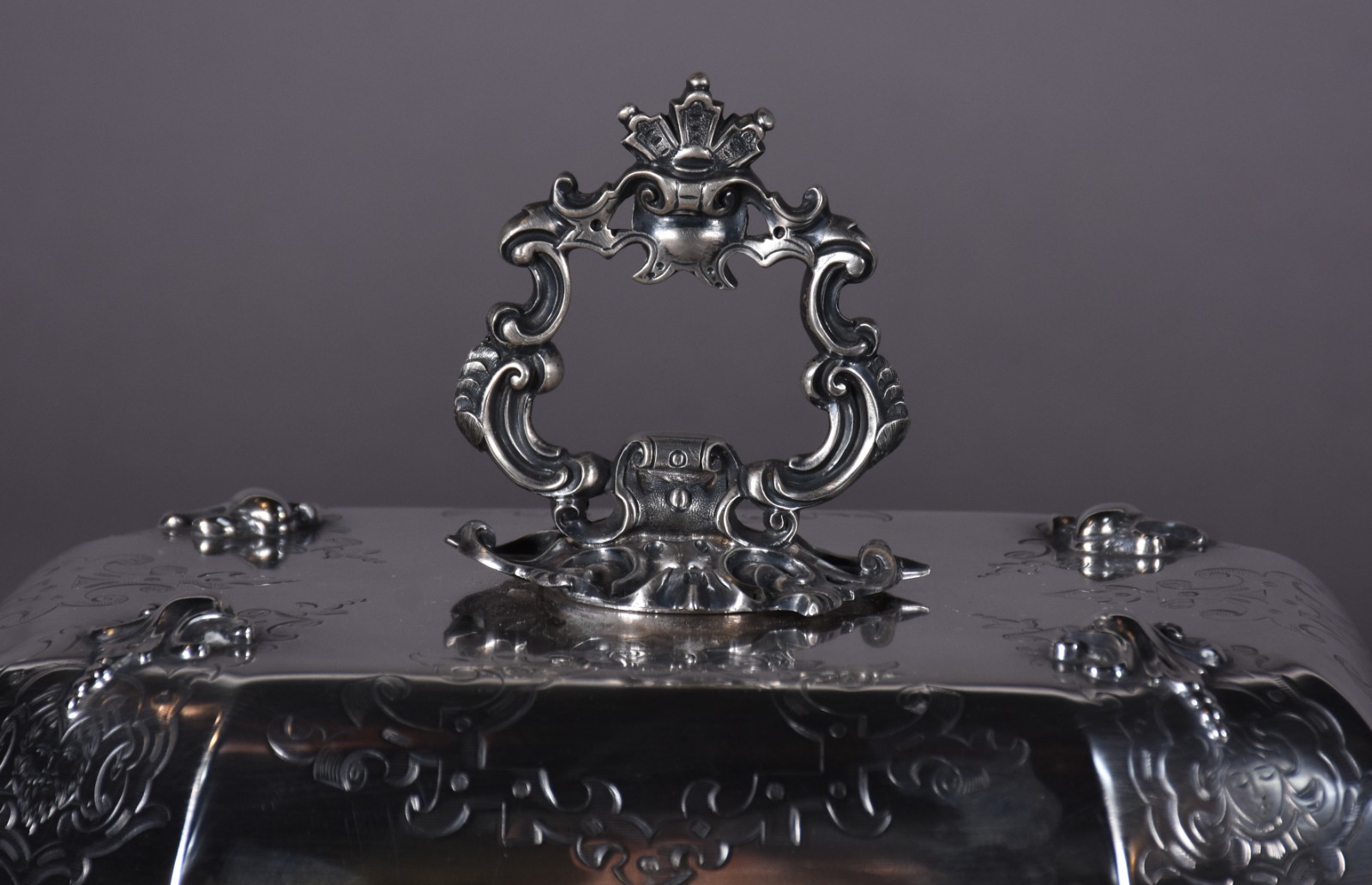 Par de elegantes terrinas com tampas de prata inglesa contrastada... - foto 5 de 8