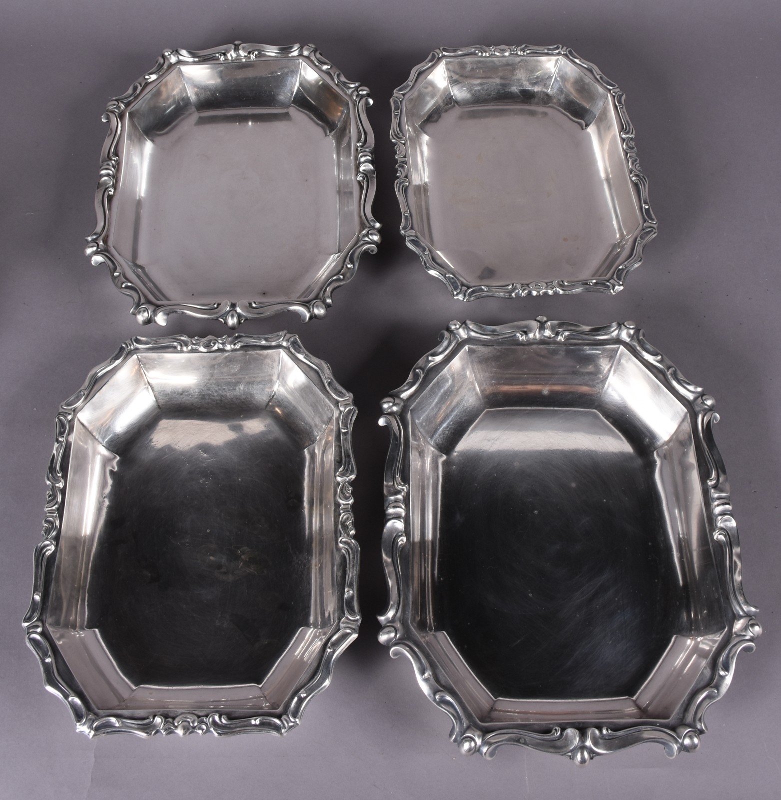 Par de elegantes terrinas com tampas de prata inglesa contrastada... - foto 6 de 8