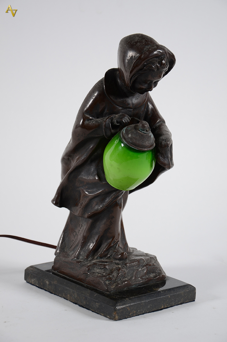 Escultura de petit bronze, representando menino c/ lampião. Alt. 35 cm - foto 1 de 2