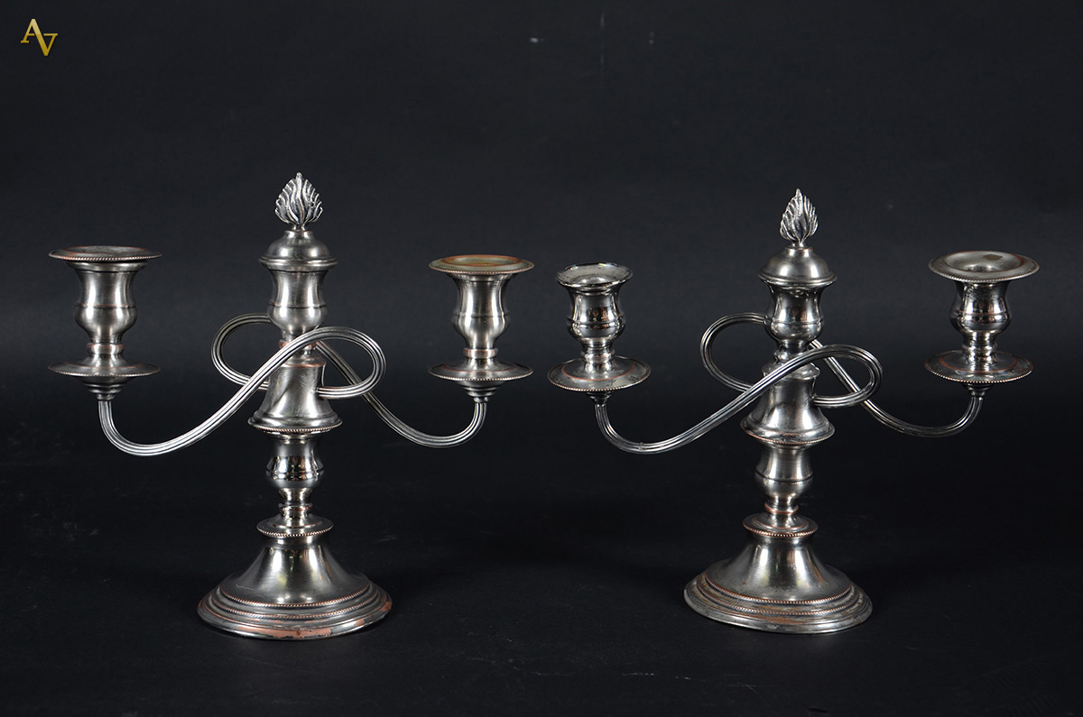 Par de candelabros de metal pratedo p/ 3 velas cada, estilo ingles... - foto 1 de 2