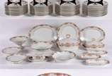 Limoges (1771),  - Aparelho de jantar de porcelana francesa, borda floral em policromia, composto de: 24 pratos rasos, 24 pratos de sobremesa, 6 travessas sendo 2 ovais 
