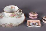 Limoges (1771),  - Diversas peças de porcelana francesa, sendo: duas pequenas caixas porta jóias; xícara para chá com pires decoração floral em policromia e realces dour