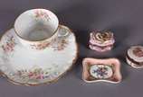 Limoges (1771),  - Diversas peças de porcelana francesa, sendo: duas pequenas caixas porta jóias; xícara para chá com pires decoração floral em policromia e realces dour
