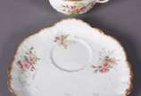 Limoges (1771),  - Diversas peças de porcelana francesa, sendo: duas pequenas caixas porta jóias; xícara para chá com pires decoração floral em policromia e realces dour