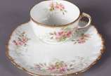 Limoges (1771),  - Diversas peças de porcelana francesa, sendo: duas pequenas caixas porta jóias; xícara para chá com pires decoração floral em policromia e realces dour