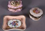 Limoges (1771),  - Diversas peças de porcelana francesa, sendo: duas pequenas caixas porta jóias; xícara para chá com pires decoração floral em policromia e realces dour