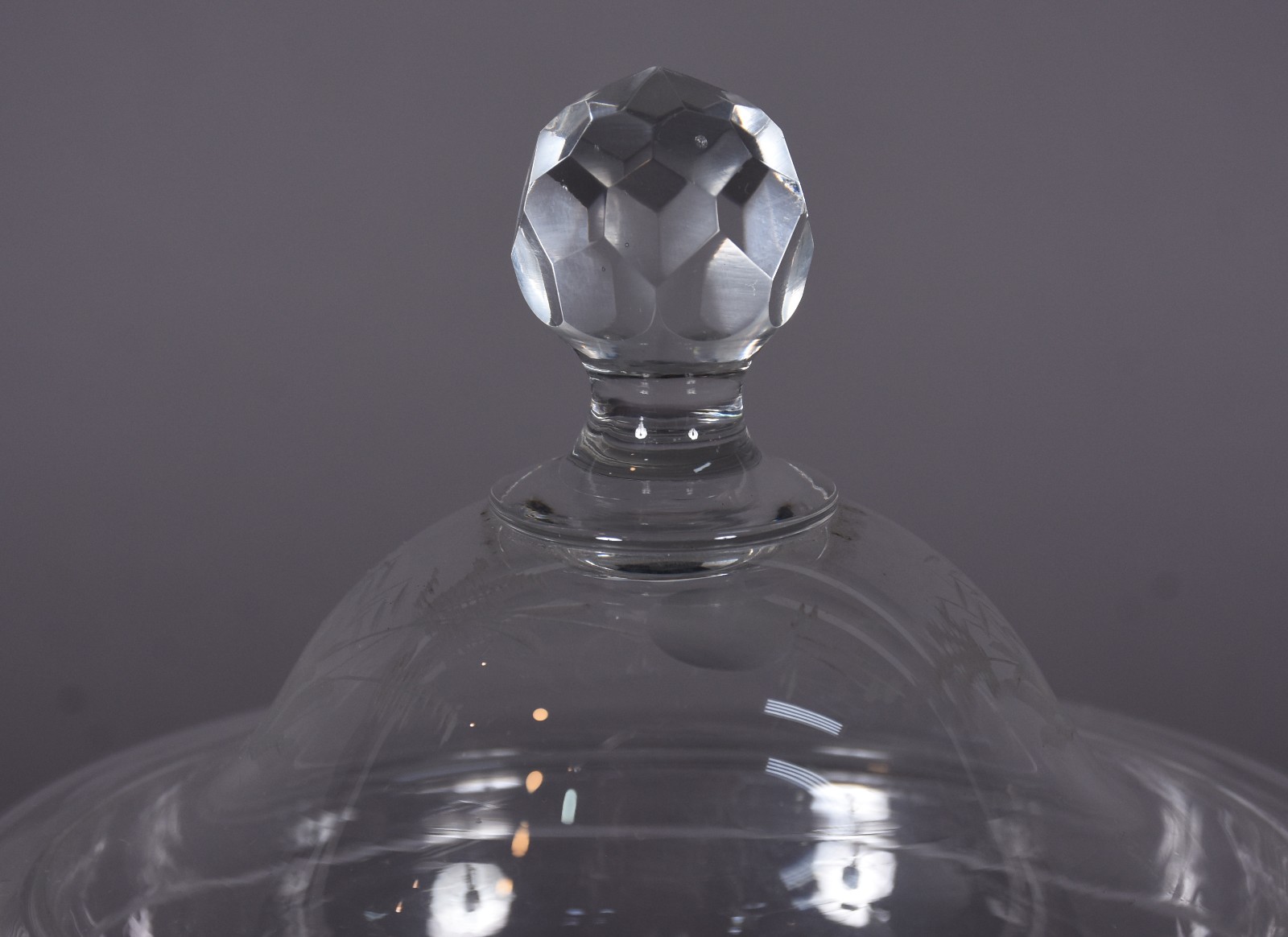 Compoteira de cristal lavrado com folhas, tampa com pega na forma de... - foto 2 de 5