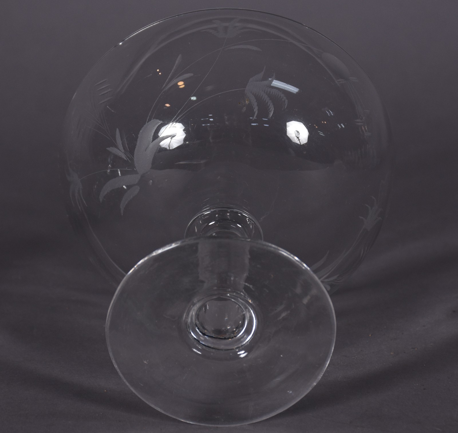 Compoteira de cristal lavrado com folhas, tampa com pega na forma de... - foto 3 de 5