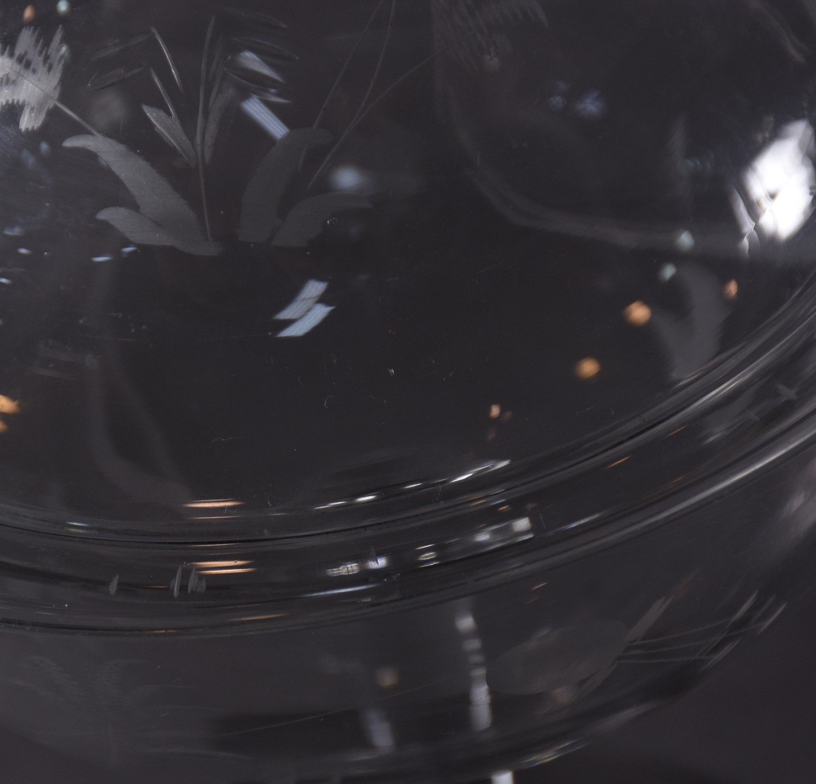 Compoteira de cristal lavrado com folhas, tampa com pega na forma de... - foto 5 de 5