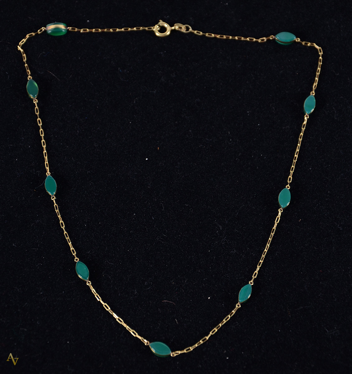 Colar de ouro 18 k com esmeraldas. Peso: 3.7 gr.