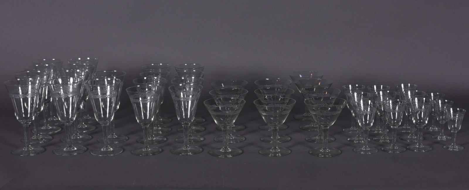 Serviço de demi cristal lapidado composto de: 10 taças para champagne... - foto 1 de 6