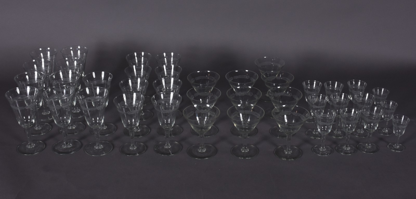 Serviço de demi cristal lapidado composto de: 10 taças para champagne... - foto 2 de 6