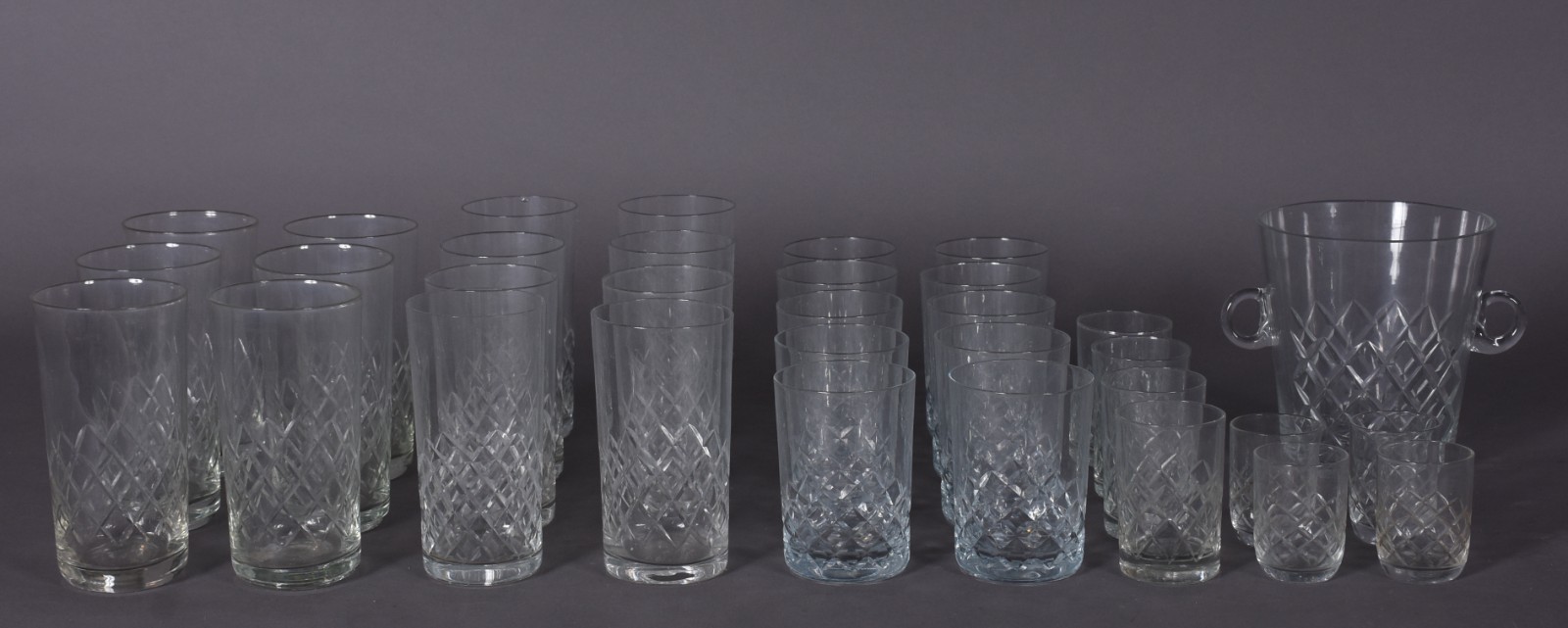 Serviço de copos de cristal lapidado composto de: 14 copos longos, 10... - foto 1 de 5