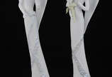 Duas figuras de anjos em porcelana com filetes ... - Duas figuras de anjos em porcelana com filetes prateados (anjo da música e anjo da luz). Alts. 26 e 31 cm.