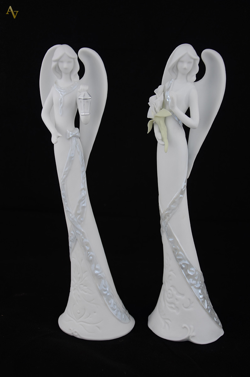 Duas figuras de anjos em porcelana com filetes prateados (anjo da...