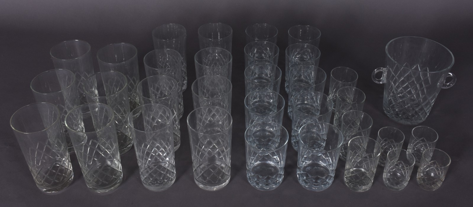 Serviço de copos de cristal lapidado composto de: 14 copos longos, 10... - foto 2 de 5