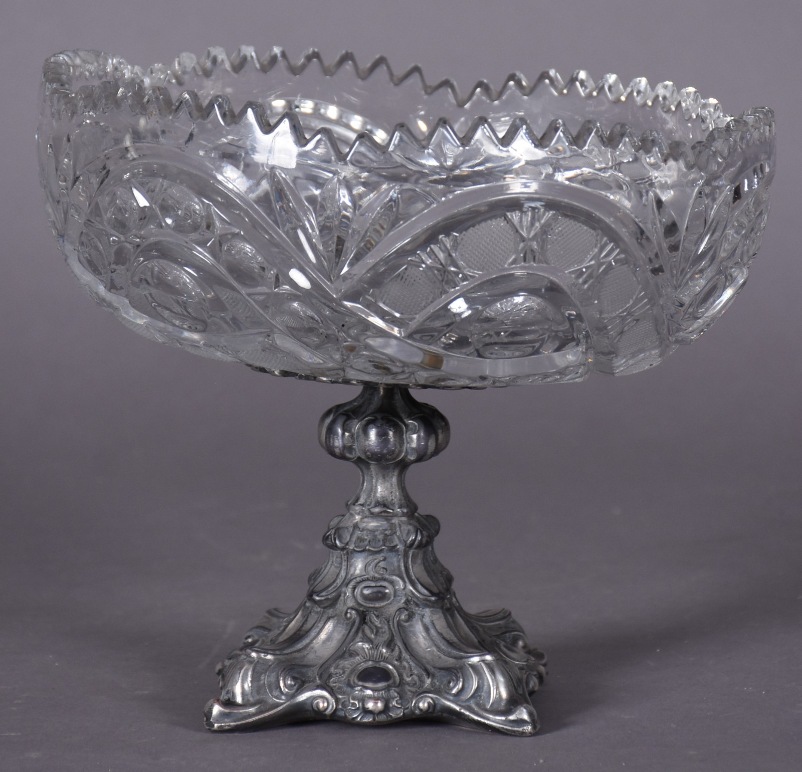Fruteira de cristal alemão lapidado, base de metal. - foto 1 de 5