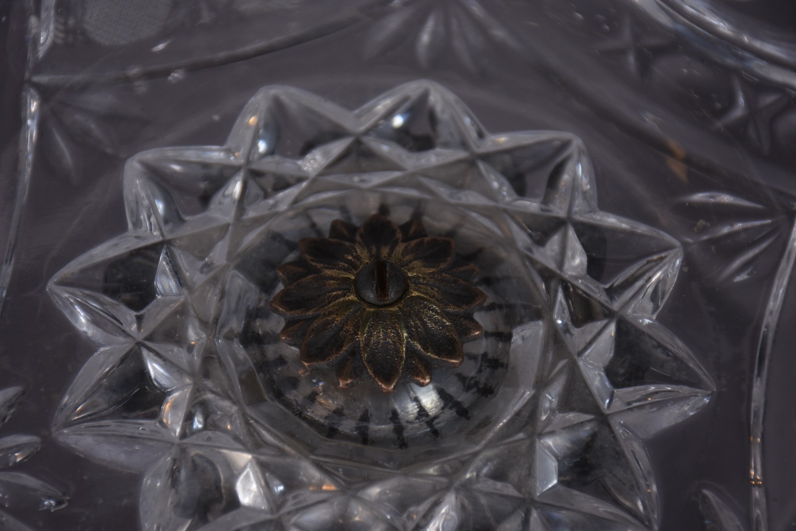 Fruteira de cristal alemão lapidado, base de metal. - foto 4 de 5