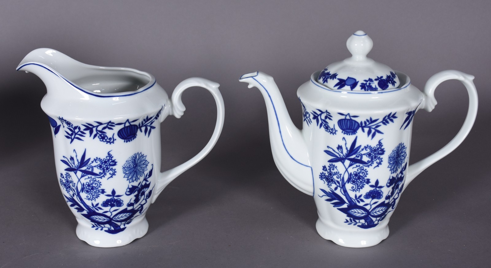 Diversas peças de porcelana, sendo bule e leiteira de porcelana... - foto 4 de 7