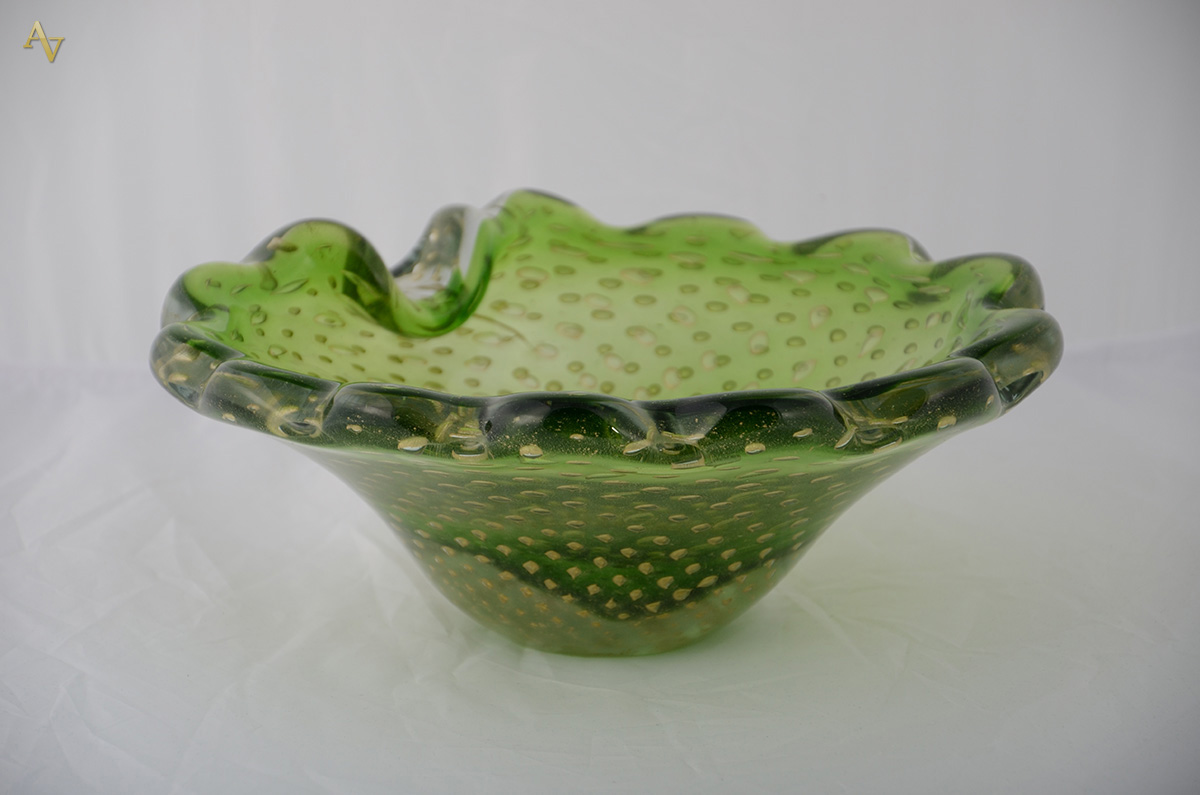 Bowl de murano na cor verde com bolhas bulicantes. Diam. 25 cm.