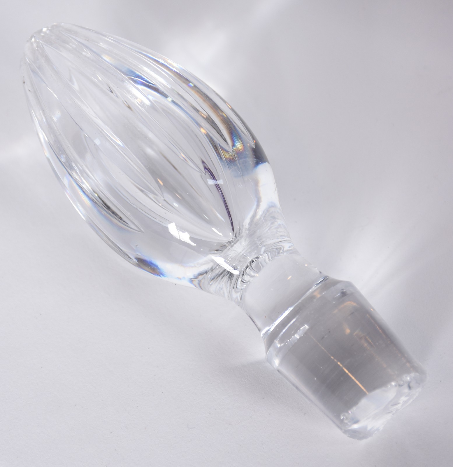 Garrafa de cristal europeu lapidado doublé lilás, borda de prata... - foto 3 de 7
