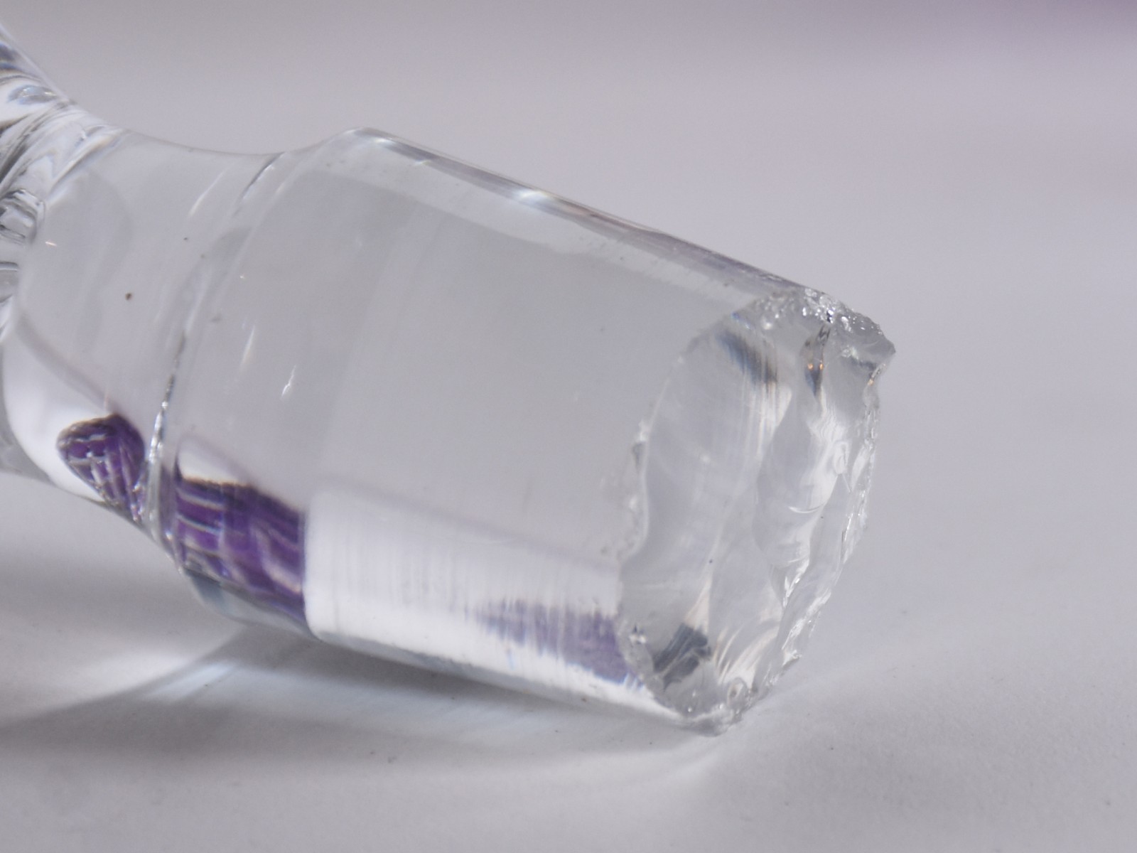 Garrafa de cristal europeu lapidado doublé lilás, borda de prata... - foto 4 de 7