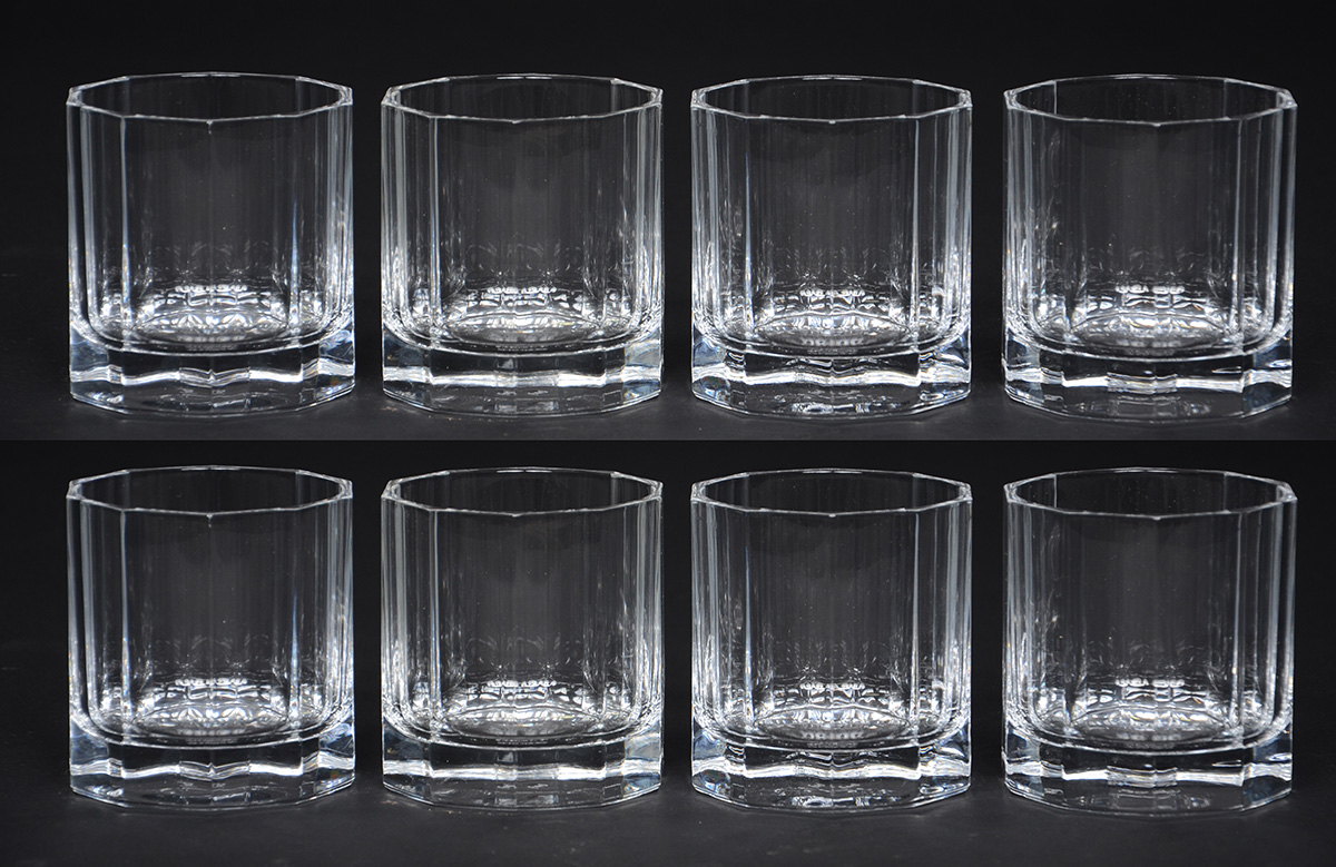 Doze copos de cristal para whisky.