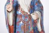 Estatueta de porcelana oriental policromada rep... - Estatueta de porcelana oriental policromada representando velho sábio. (faltando um acessório na mão e pequenos desgastes).
