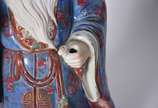 Estatueta de porcelana oriental policromada rep... - Estatueta de porcelana oriental policromada representando velho sábio. (faltando um acessório na mão e pequenos desgastes).