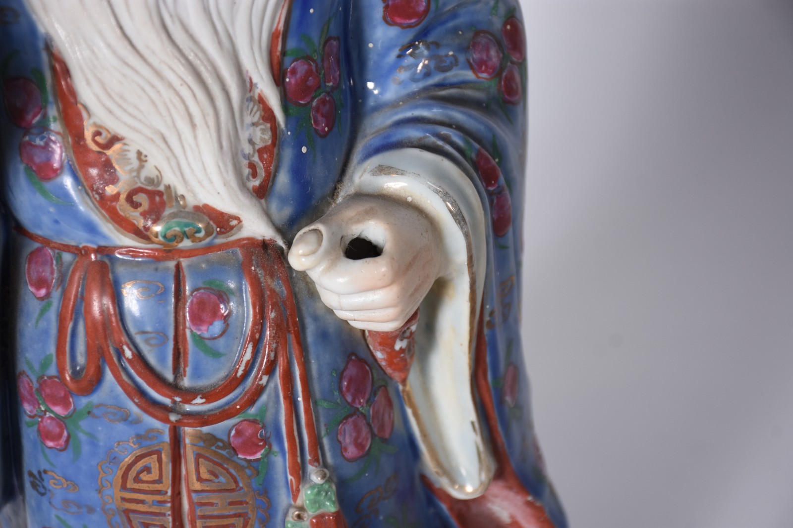Estatueta de porcelana oriental policromada representando velho... - foto 4 de 9