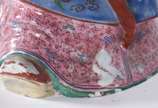 Estatueta de porcelana oriental policromada rep... - Estatueta de porcelana oriental policromada representando velho sábio. (faltando um acessório na mão e pequenos desgastes).