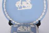 Duas pequenas peças inglesas de Wedg wood na co... - Duas pequenas peças inglesas de Wedg wood na cor azul e branca, sendo um prato redondo e uma caixa retangular.