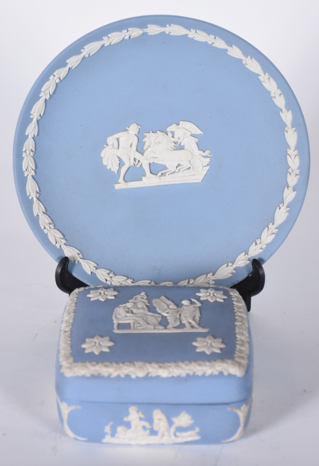 Duas pequenas peças inglesas de Wedg wood na cor azul e branca, sendo... - foto 1 de 3